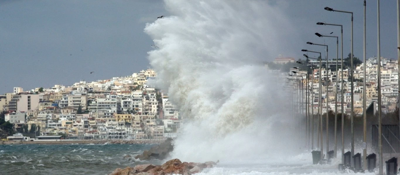 Καιρός: Πέφτει η θερμοκρασία - Θυελλώδεις άνεμοι στο Αιγαίο